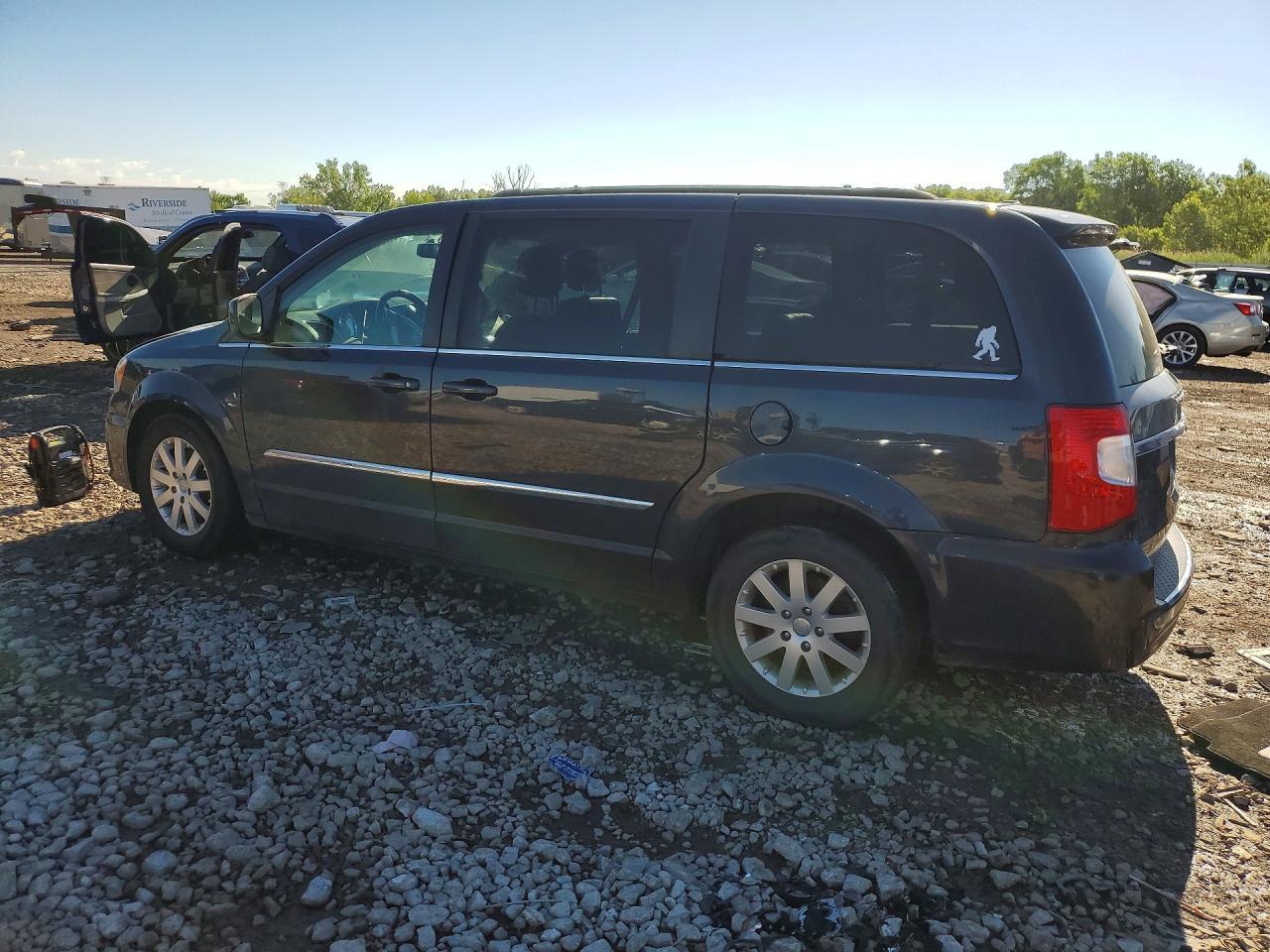 2014 Chrysler Town & Country Touring - Image 2