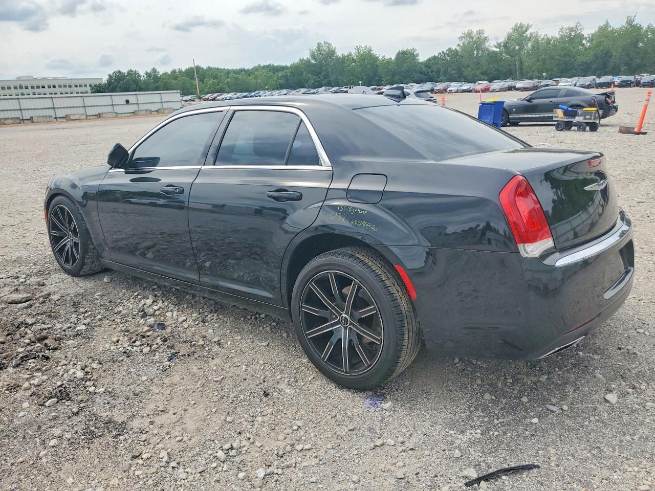2017 Chrysler 300 Limited - Фото 2