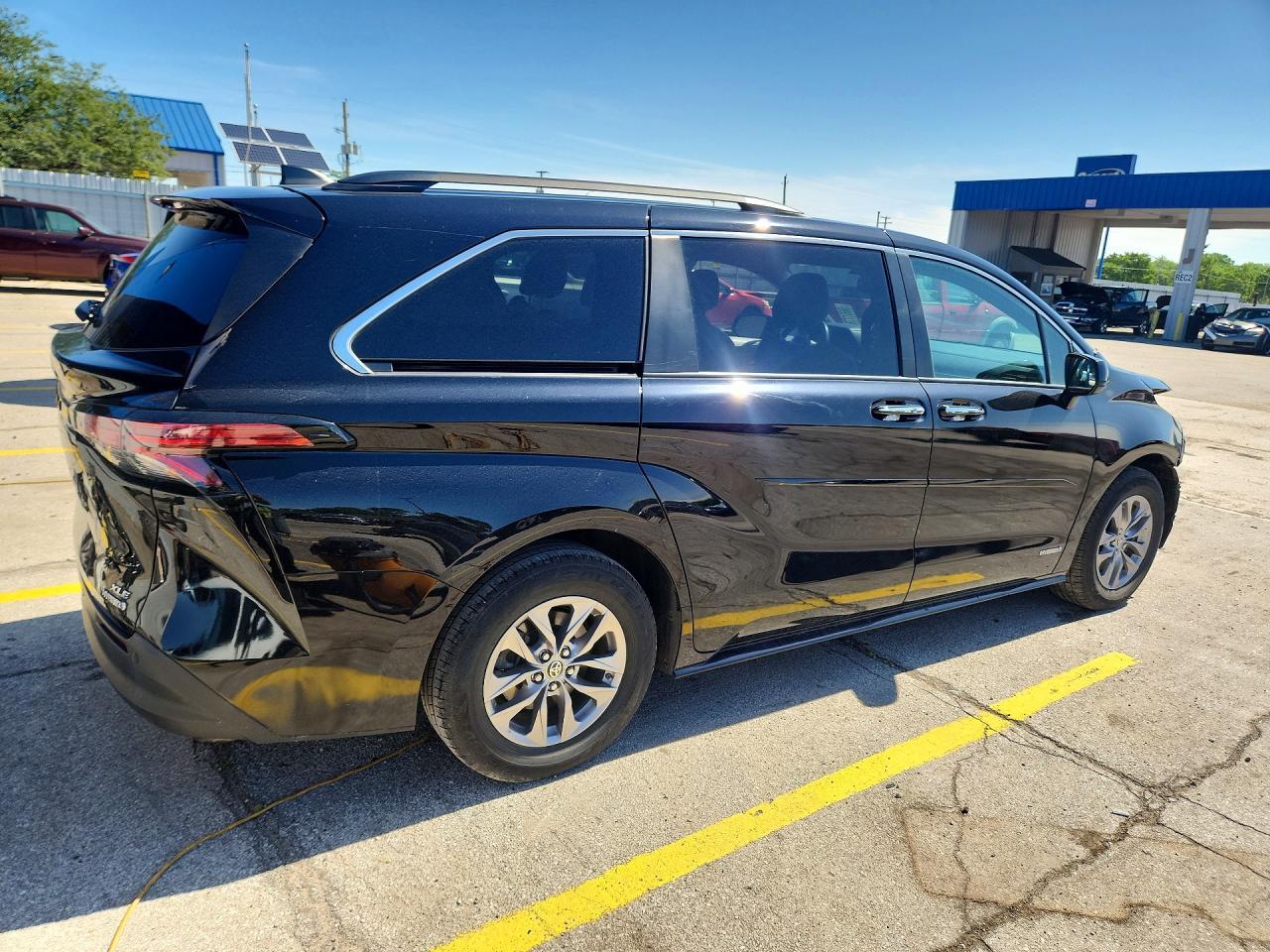 2021 Toyota Sienna Xle - Image 3