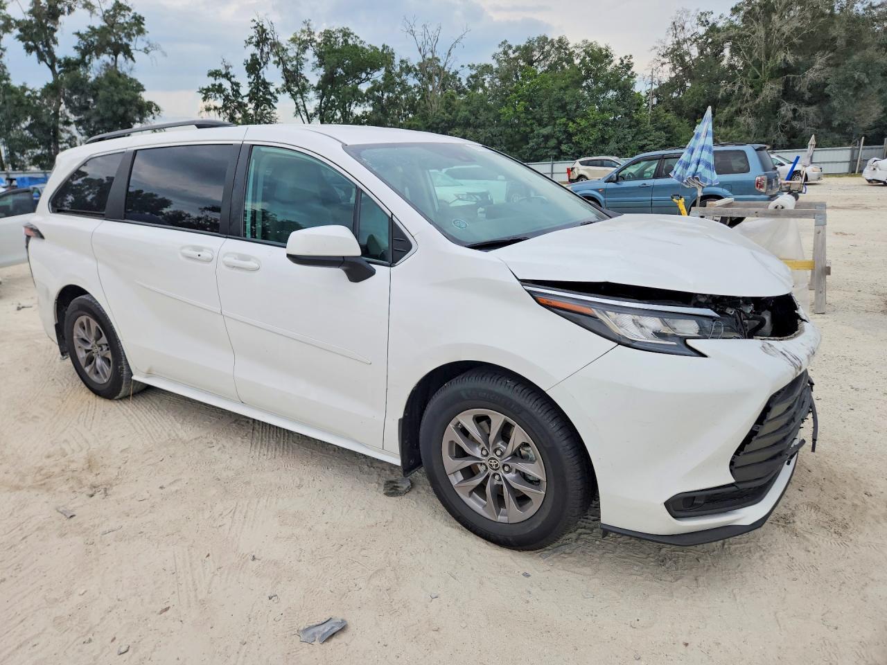 2022 Toyota Sienna Le - Image 4