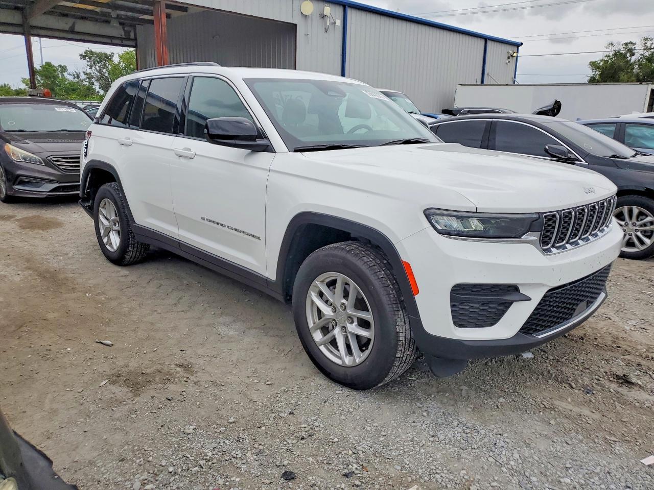 2024 Jeep Grand Cherokee Laredo - Image 4