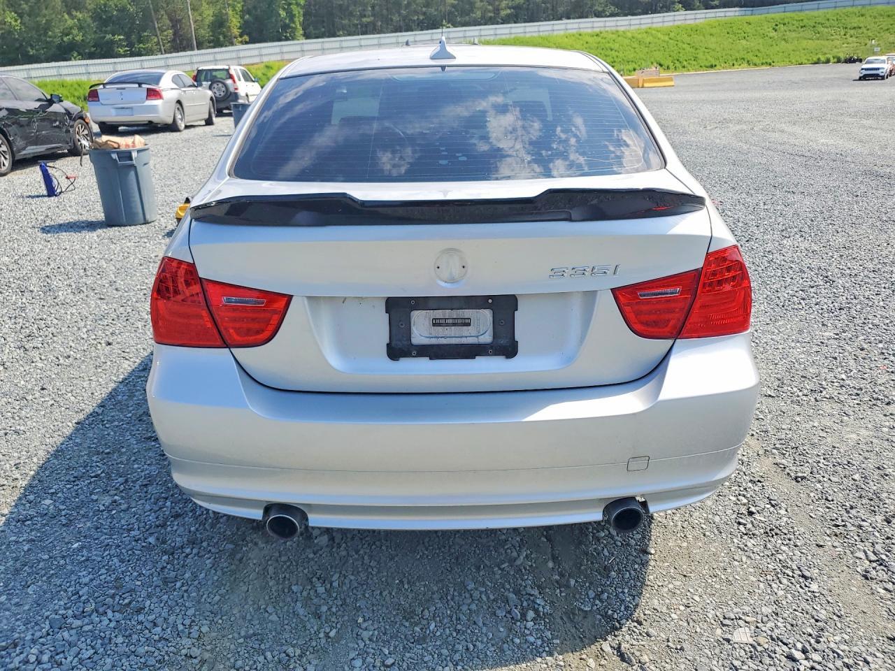 2010 BMW 335 Xi - Image 6
