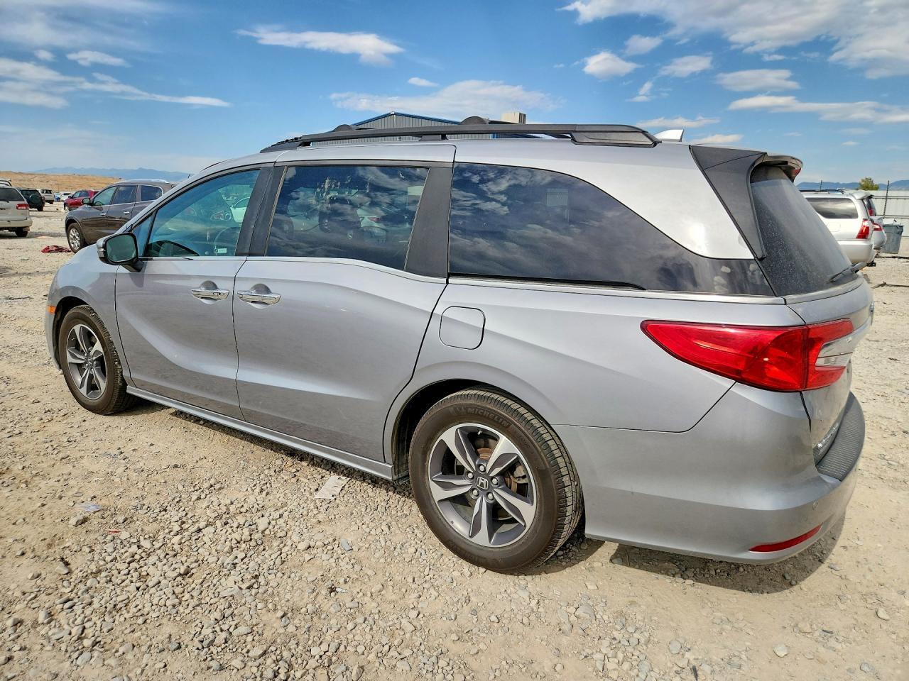 2019 Honda Odyssey Touring - Фото 2
