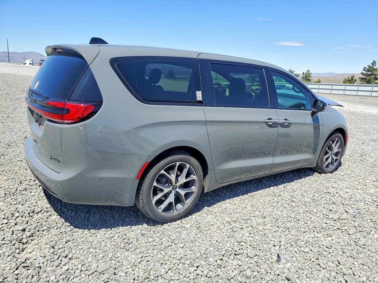 2023 Chrysler Pacifica Hybrid Limited - Image 3