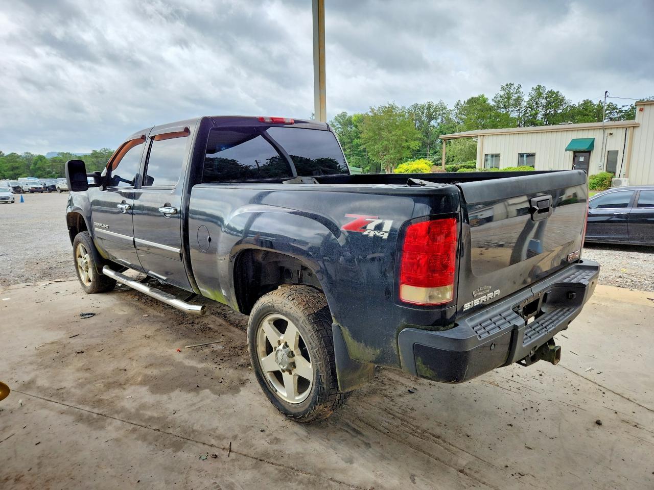 2011 GMC Sierra K2500 Denali - Image 2