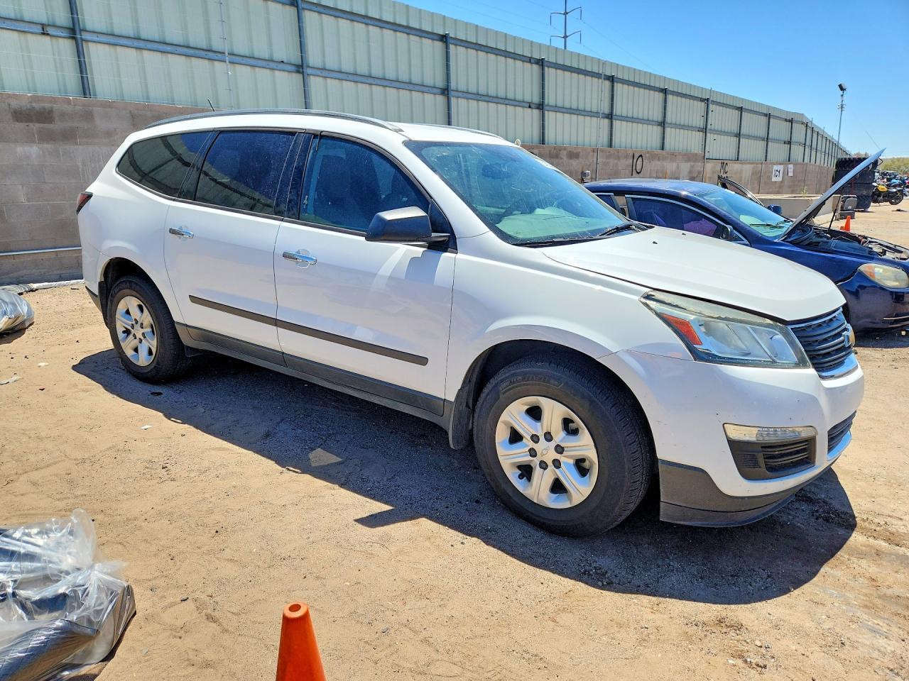 2017 Chevrolet Traverse Ls - Фото 4