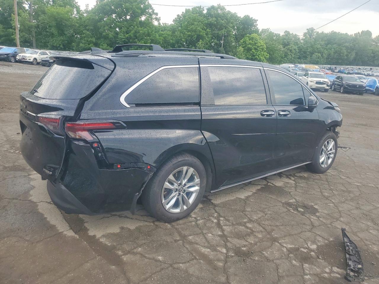 2023 Toyota Sienna Woodland Edition - Image 3