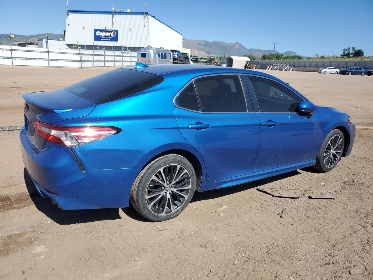 2020 Toyota Camry Se - Фото 3