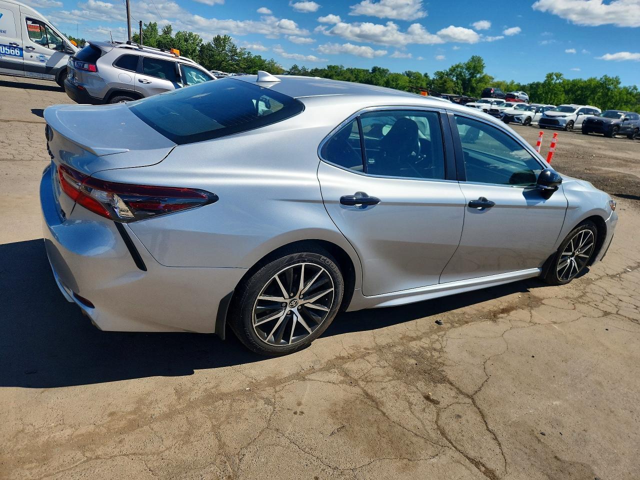 2023 Toyota Camry Se - Фото 3