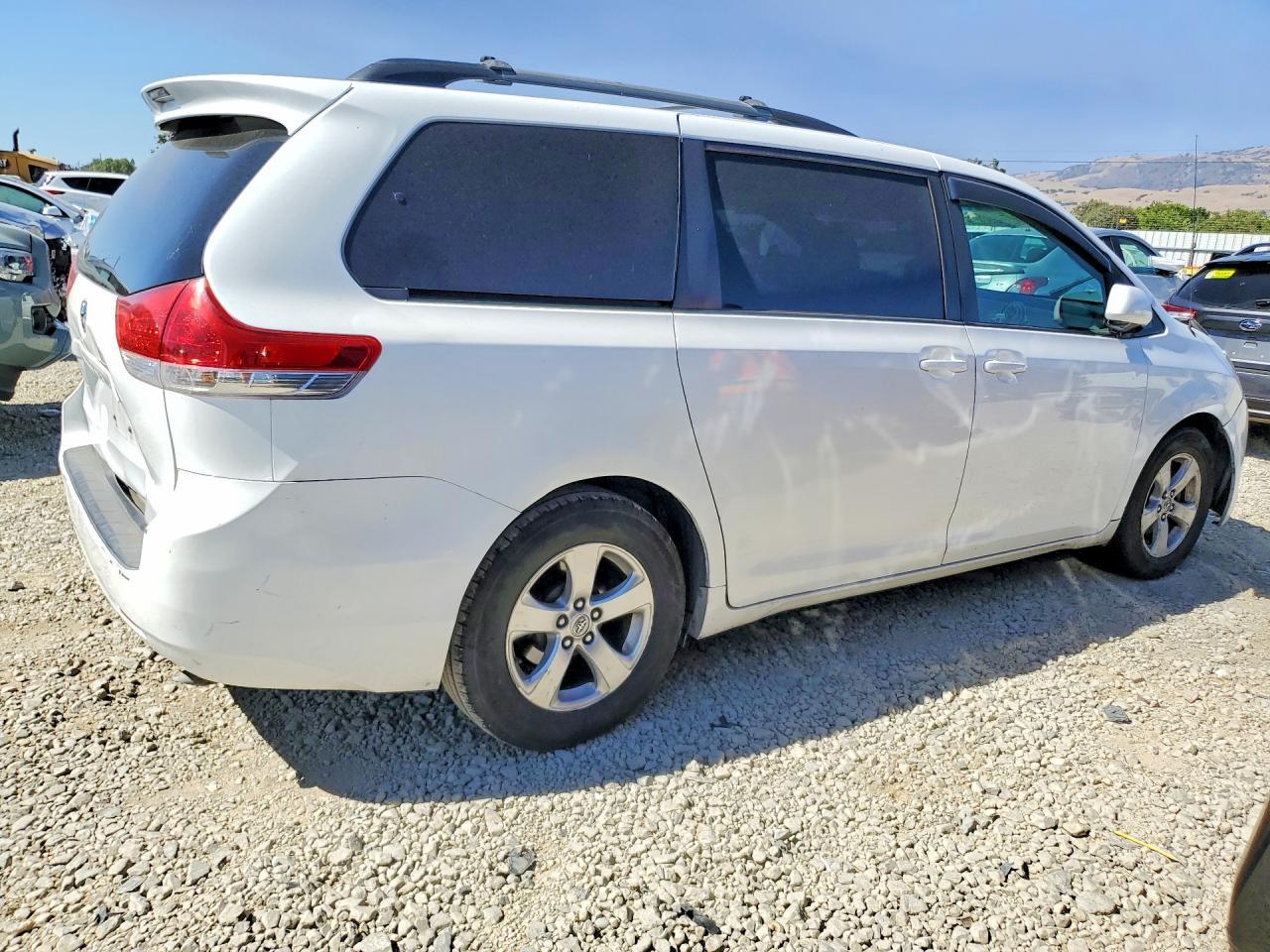 2013 Toyota Sienna Le - Image 3