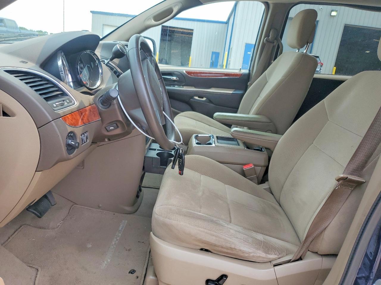 2012 Chrysler Town & Country Touring - Image 7