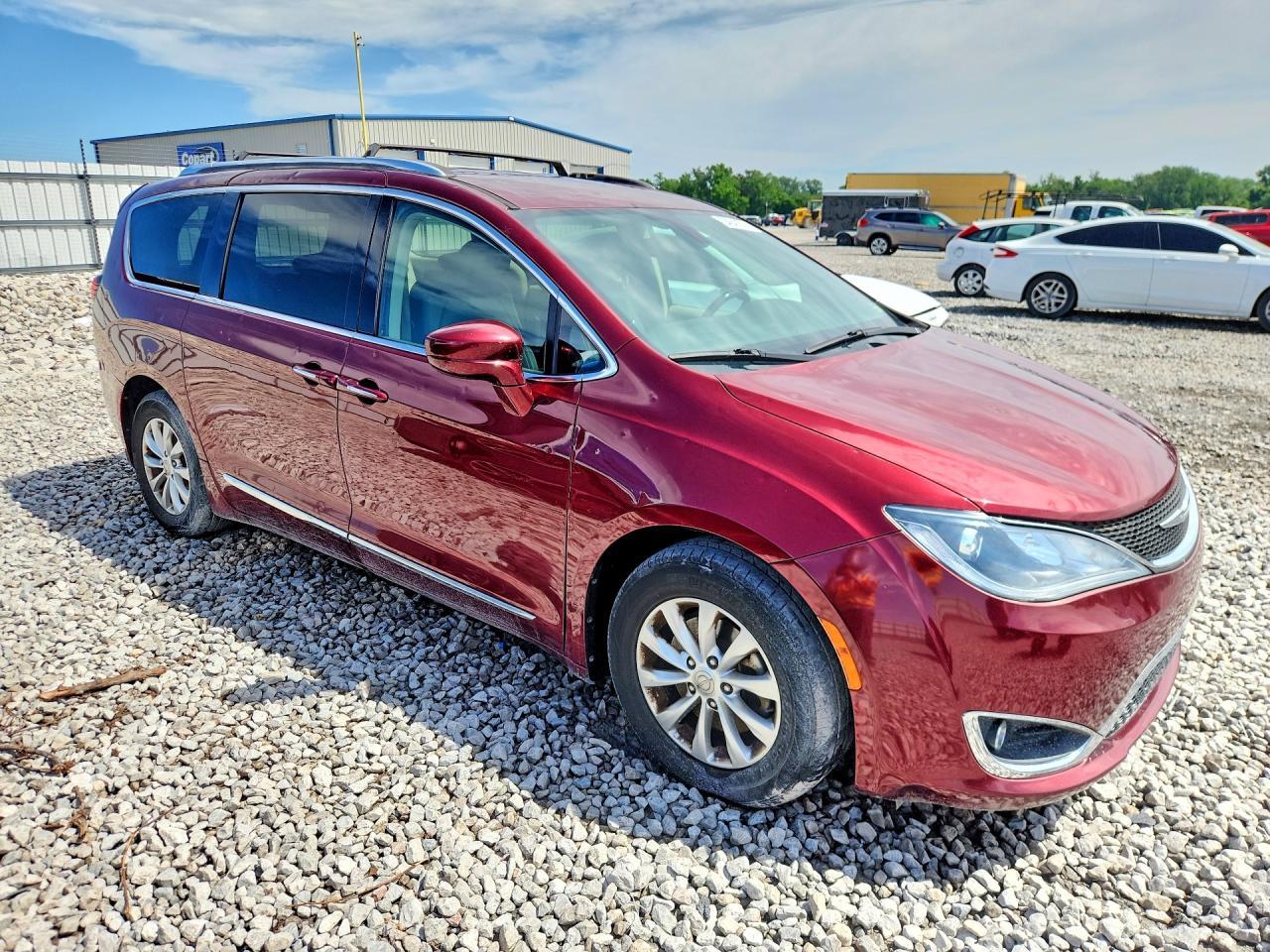 2018 Chrysler Pacifica Touring L - Image 4
