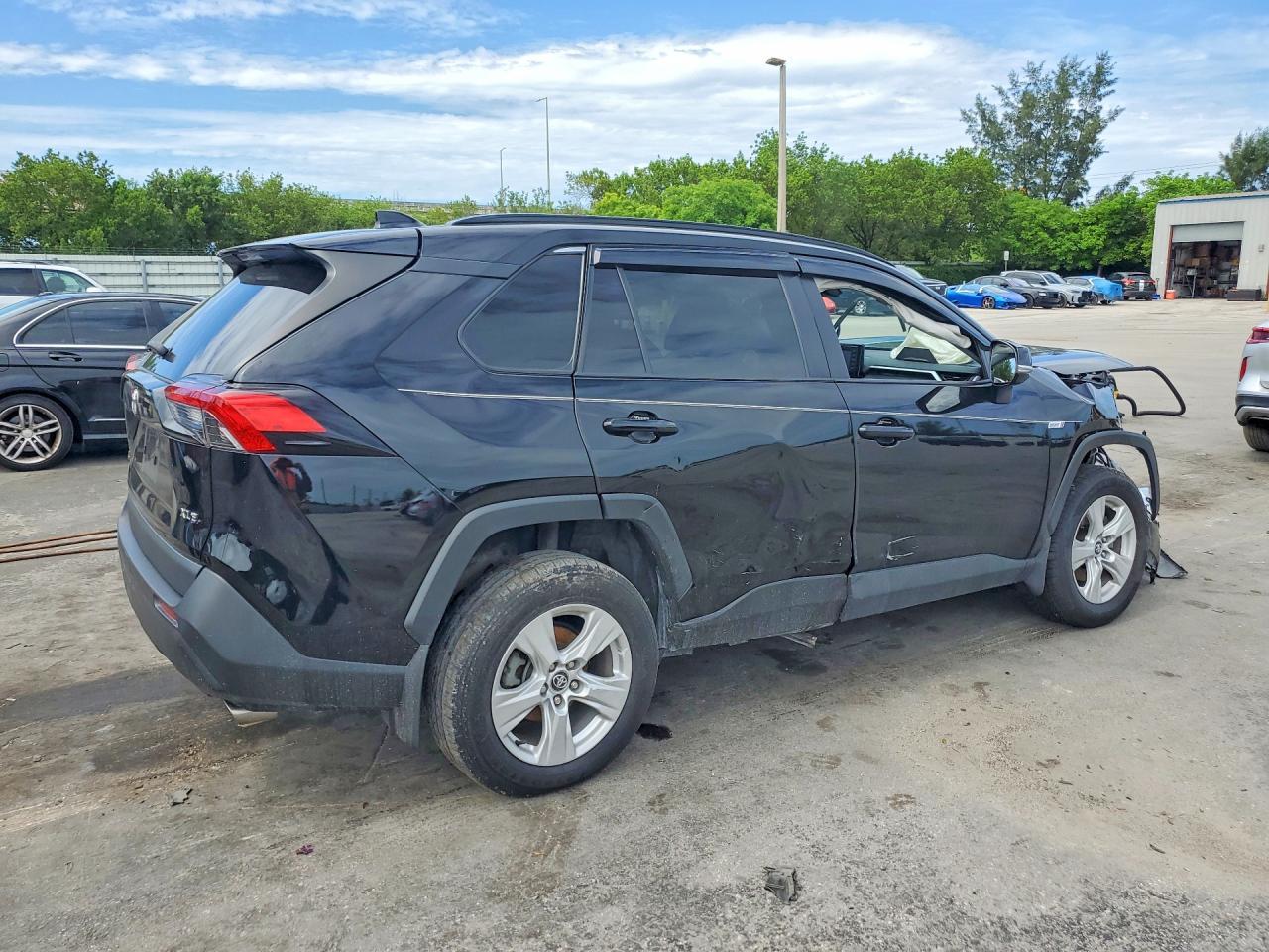 2021 Toyota Rav4 Xle - Image 3