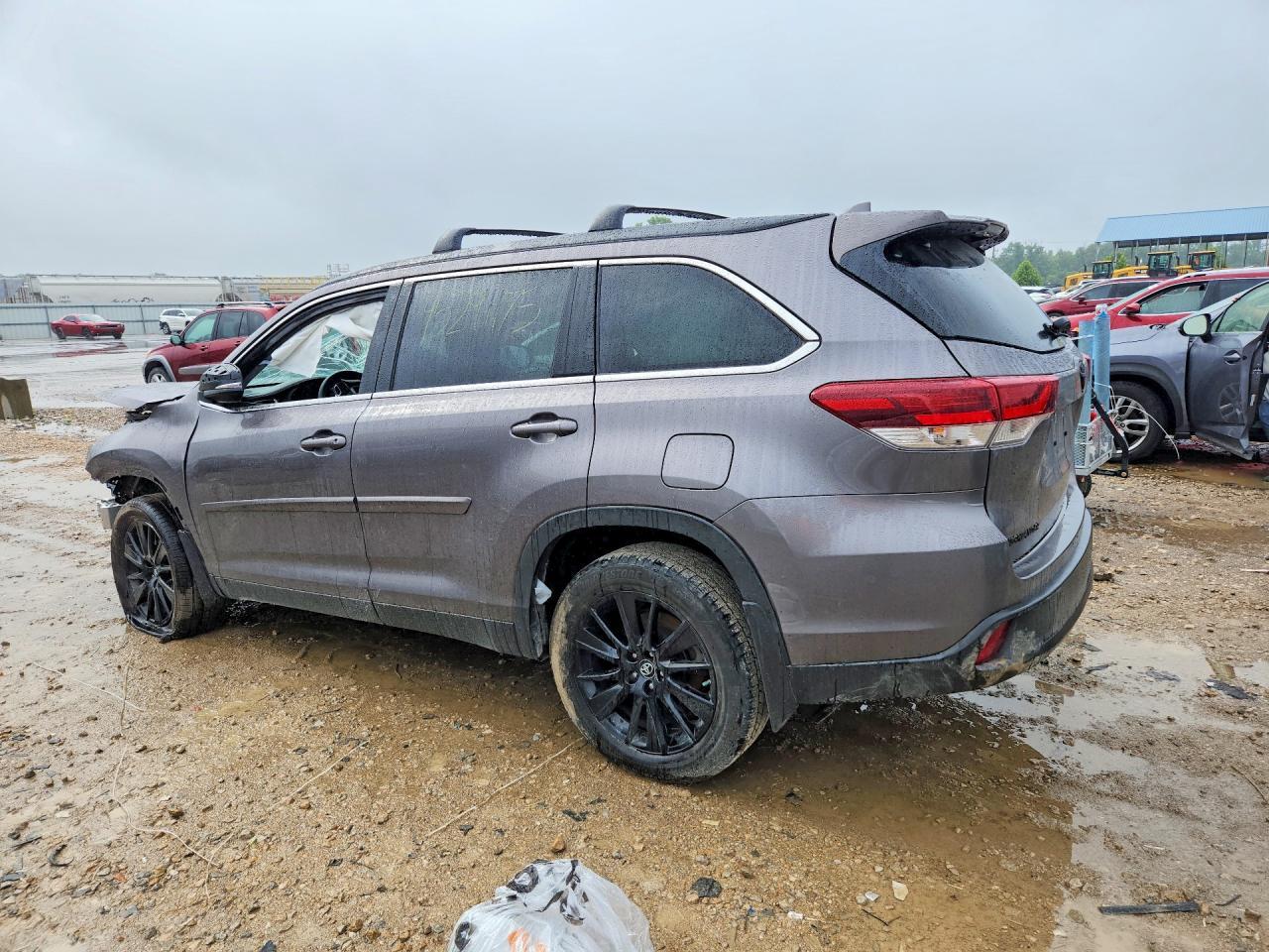 2019 Toyota Highlander Se - Image 2