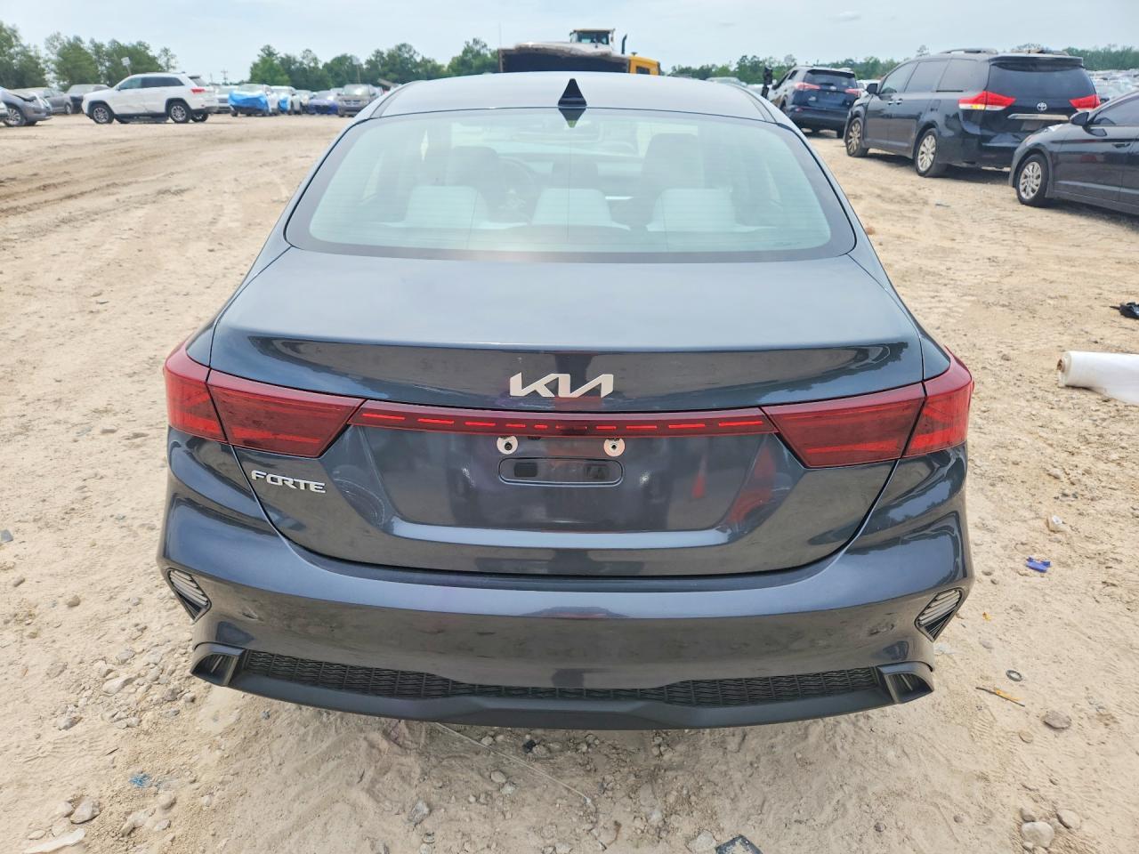 2022 Kia Forte Lxs - Image 6