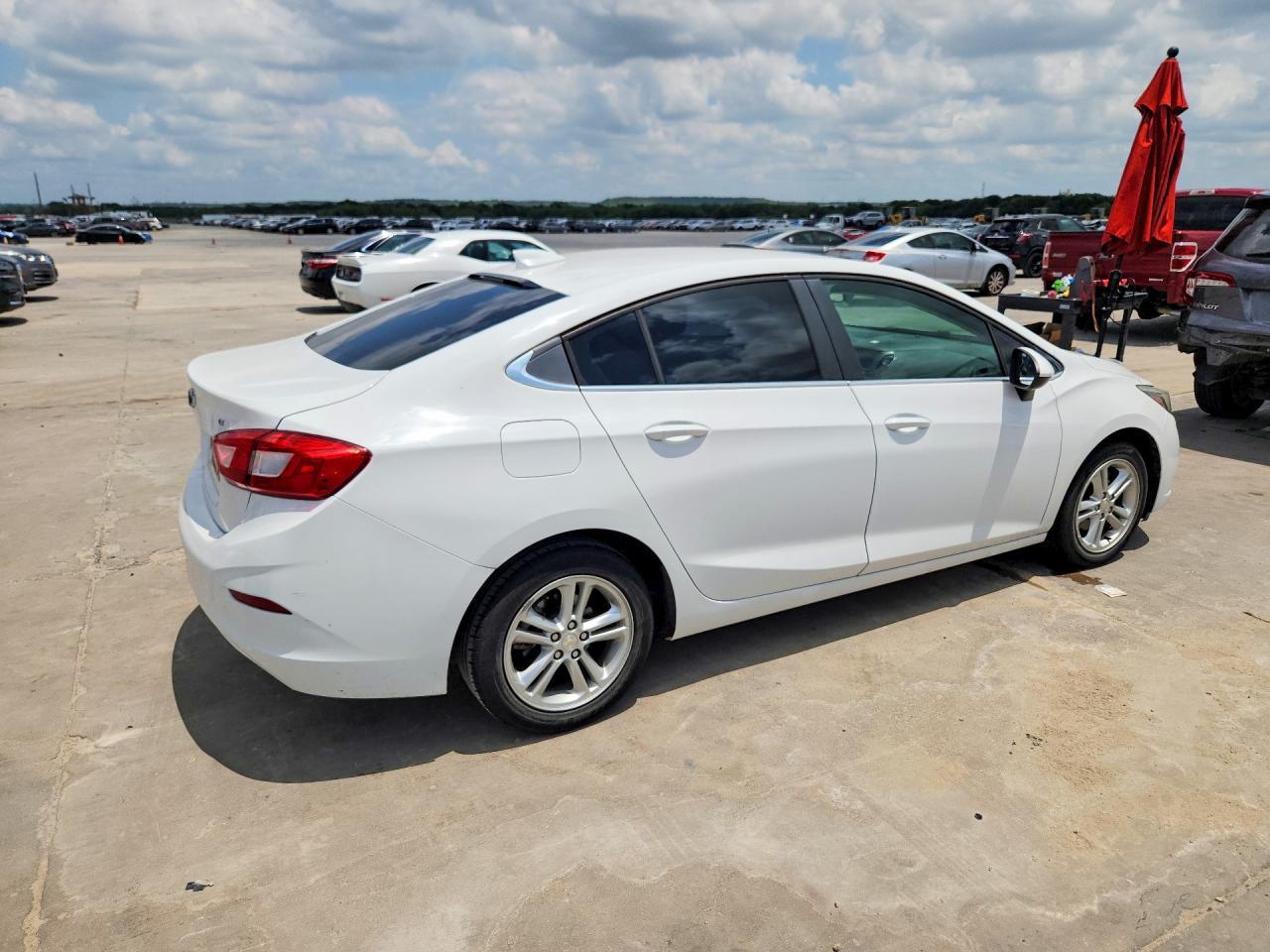 2018 Chevrolet Cruze Lt - Image 3