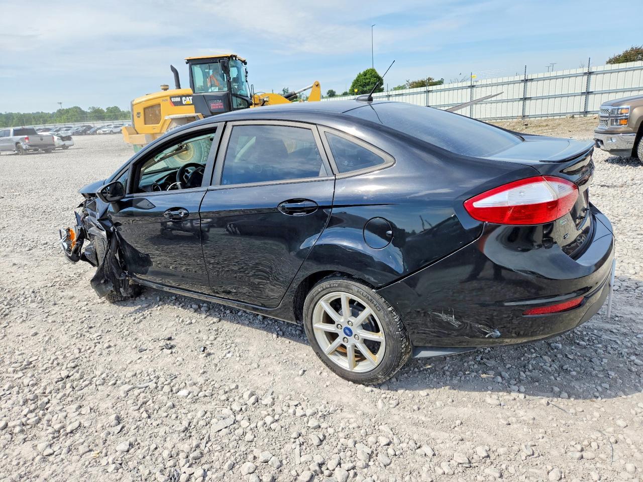 2019 Ford Fiesta Se - Image 2