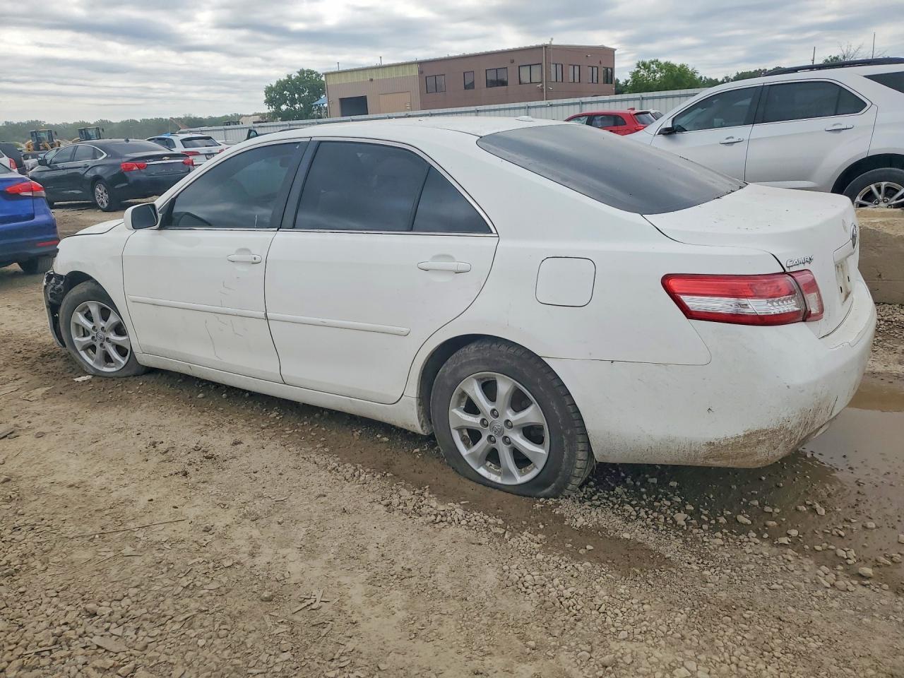 2011 Toyota Camry Le - Image 2