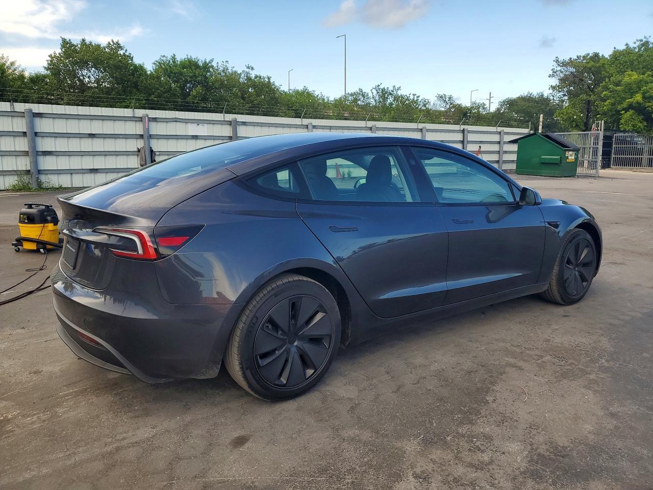 2024 Tesla Model 3 - Фото 3