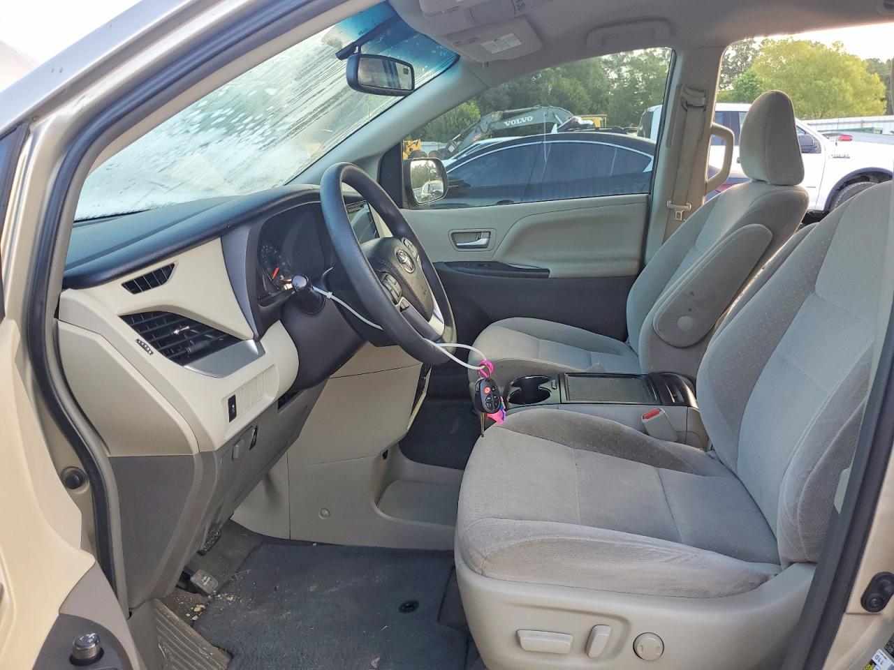 2017 Toyota Sienna Le - Image 7