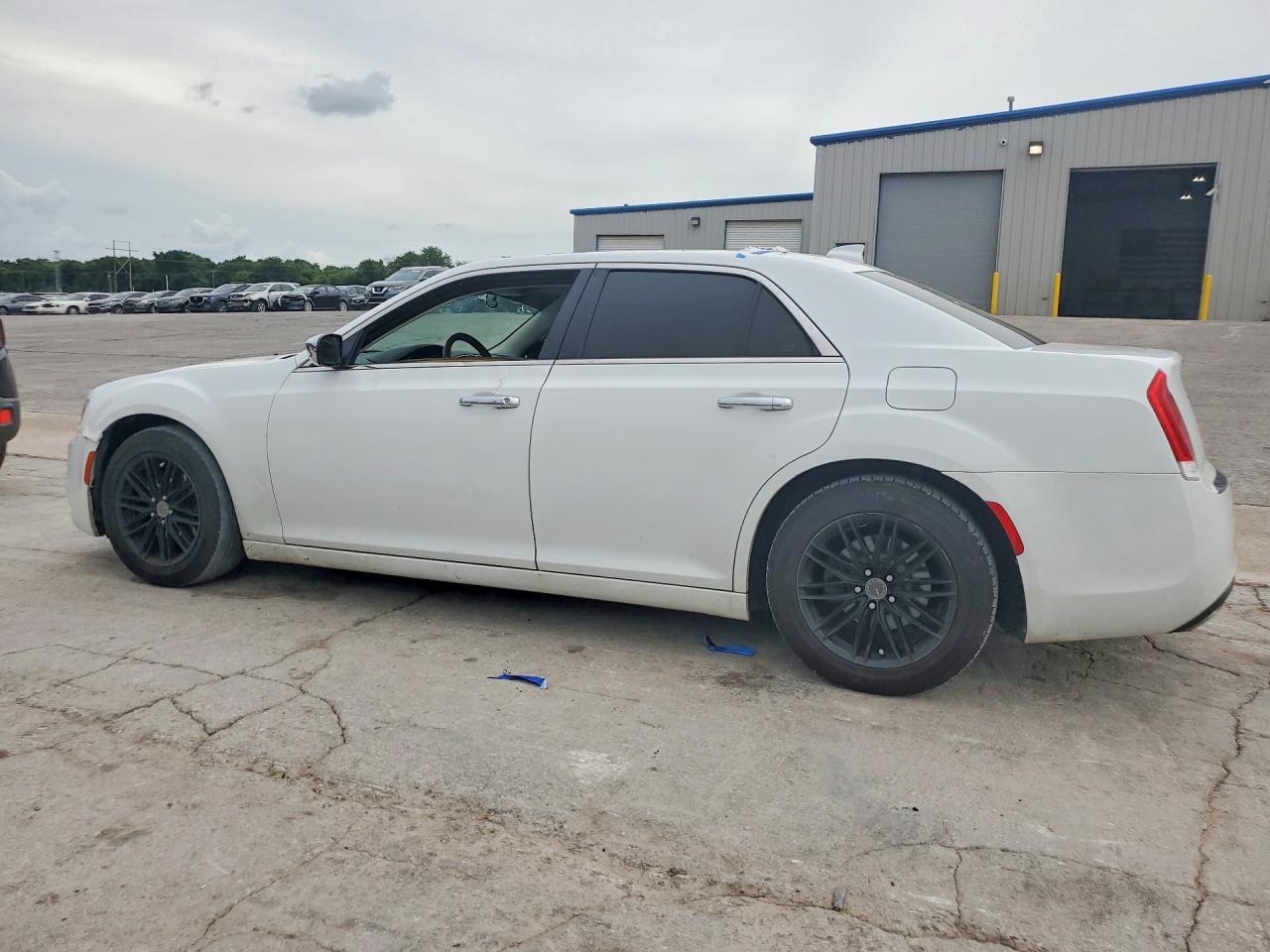 2016 Chrysler 300C - Фото 2