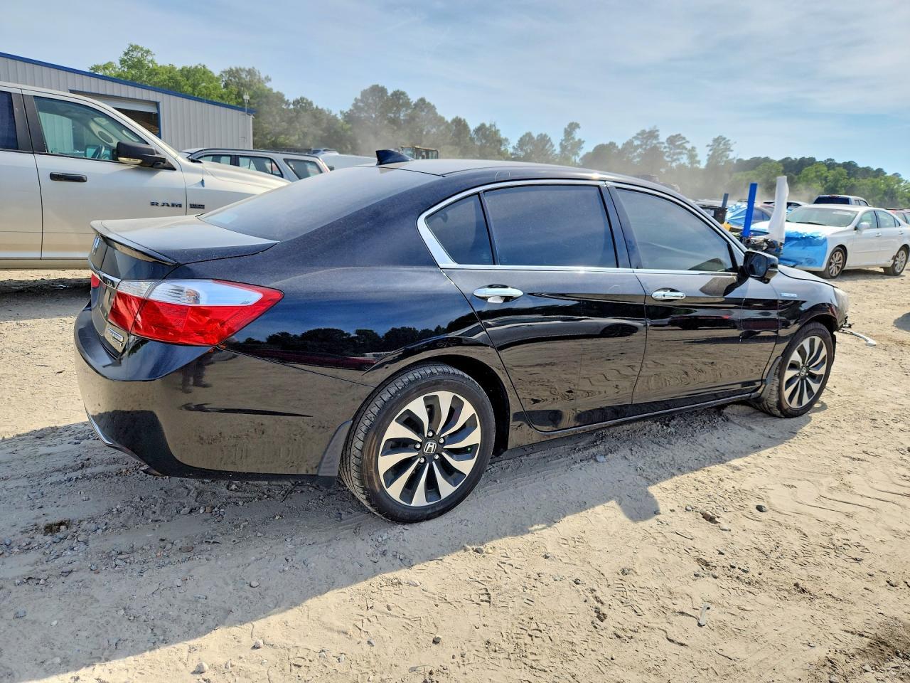 2015 Honda Accord Touring Hybrid - Image 3