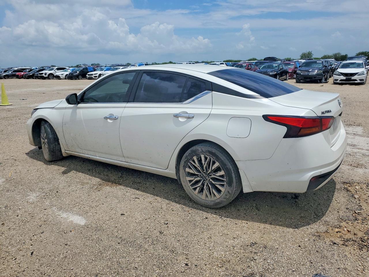 2024 Nissan Altima Sv - Image 2