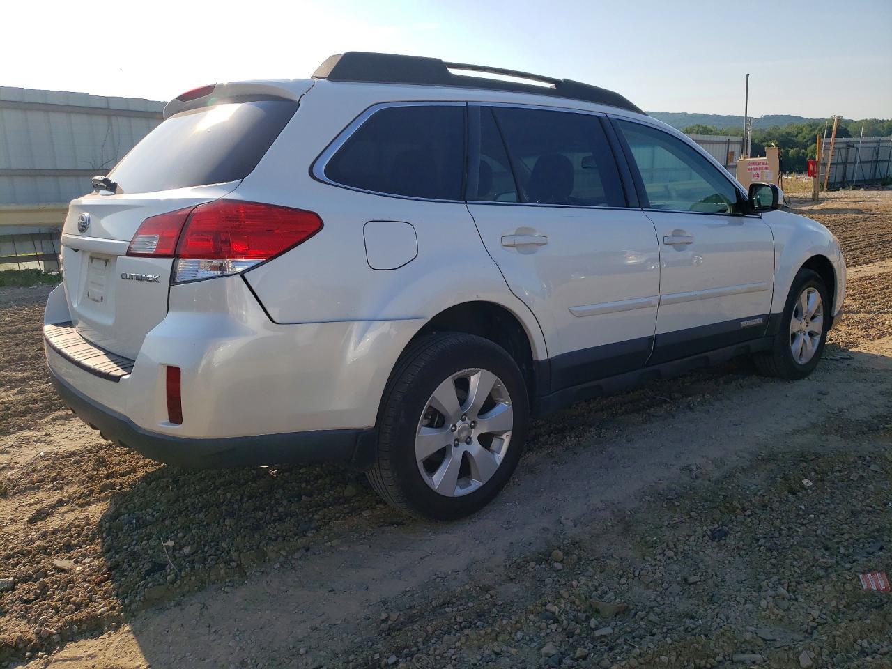 2011 Subaru Outback 2.5I Premium - Image 3