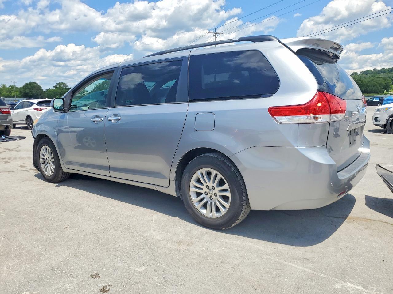 2013 Toyota Sienna Xle 8-Passenger - Фото 2