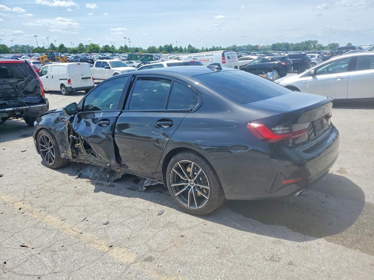 2022 BMW 330I - Фото 2