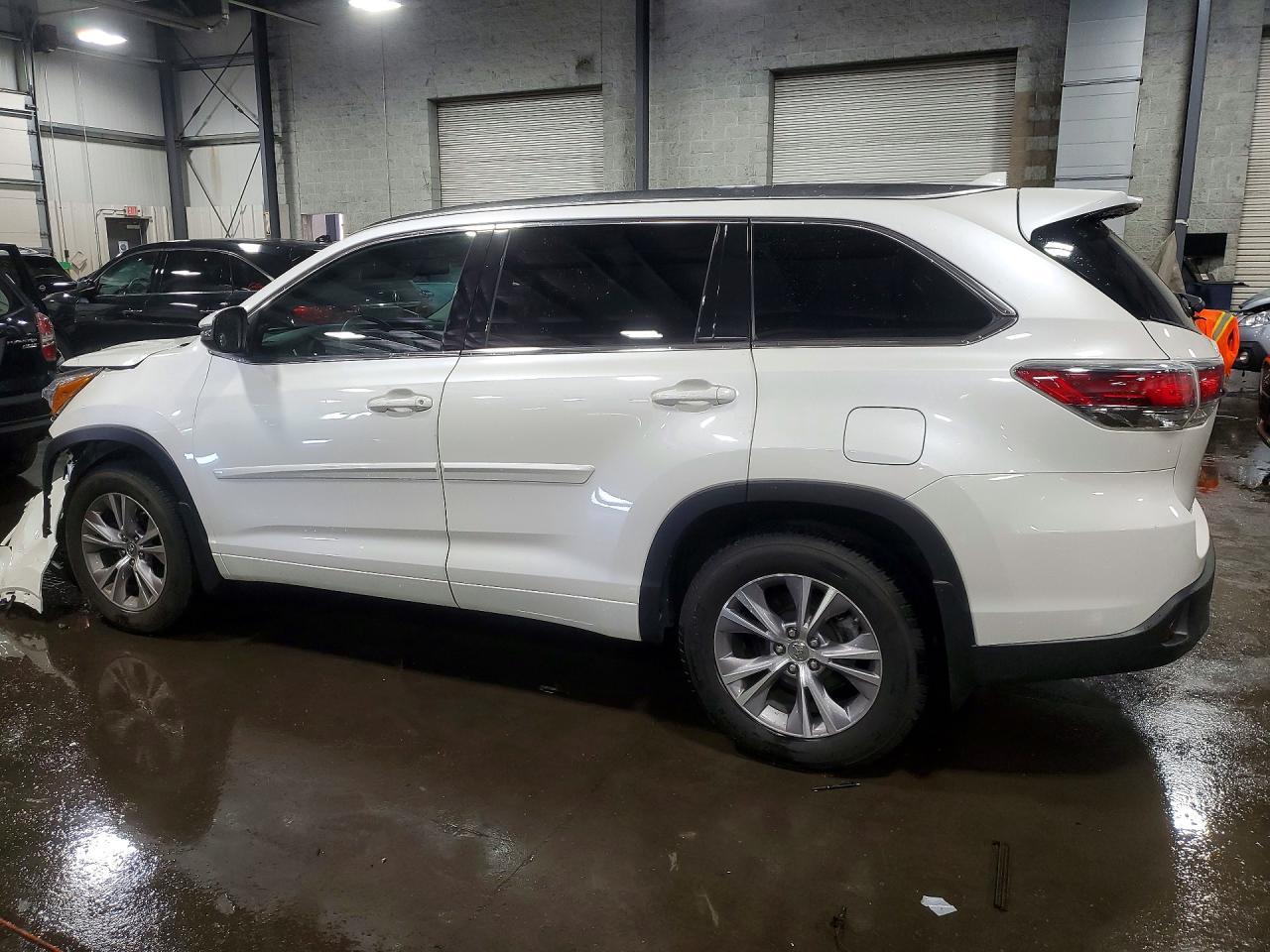 2015 Toyota Highlander Xle - Image 2