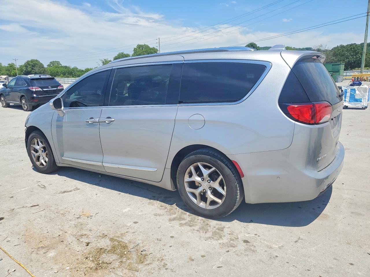 2017 Chrysler Pacifica Limited - Image 2