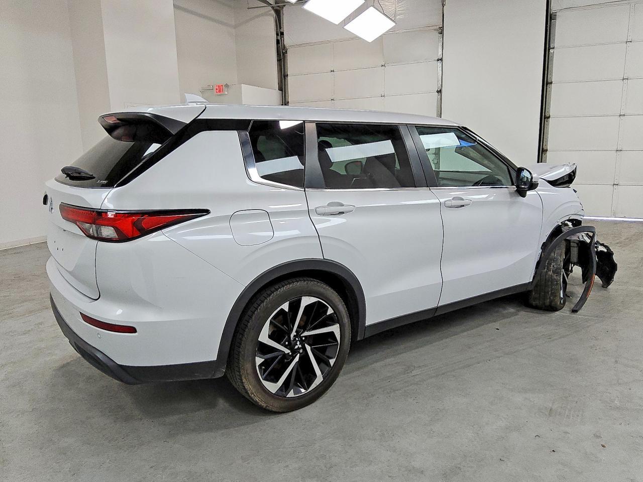 2022 Mitsubishi Outlander Es - Image 3