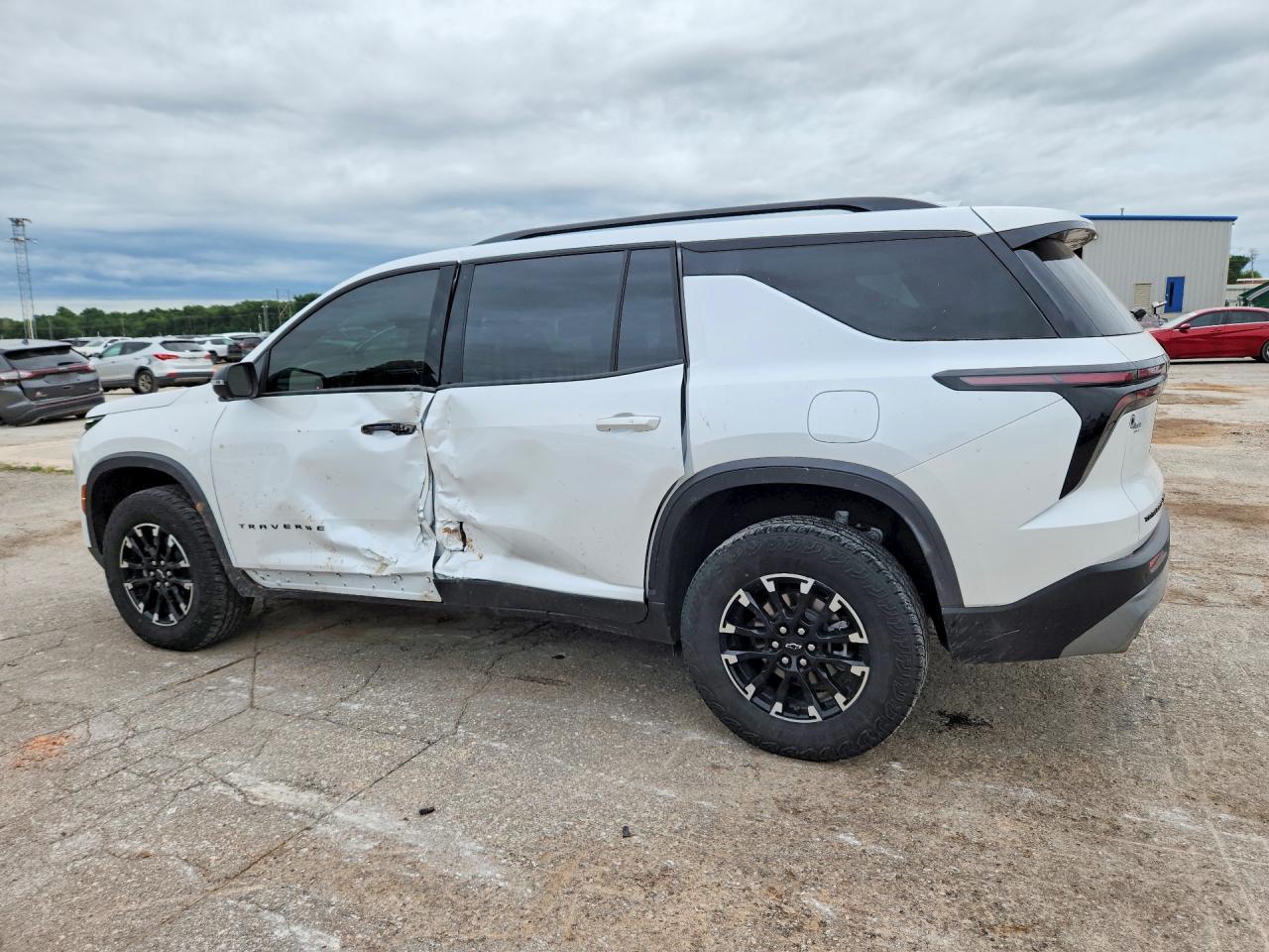 2024 Chevrolet Traverse Lt Z71 - Image 2