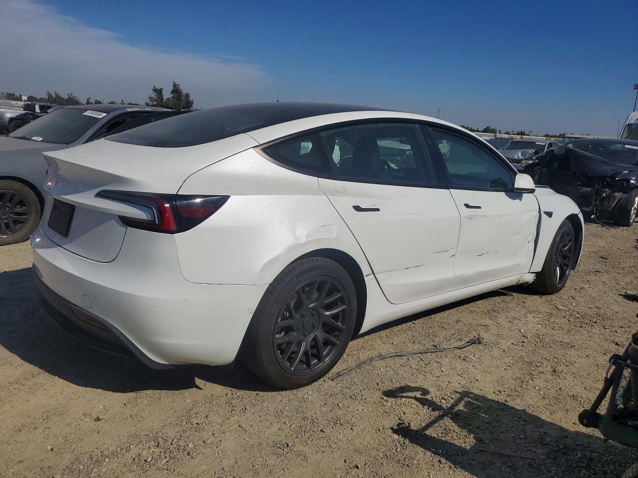 2025 Tesla Model 3 - Фото 3
