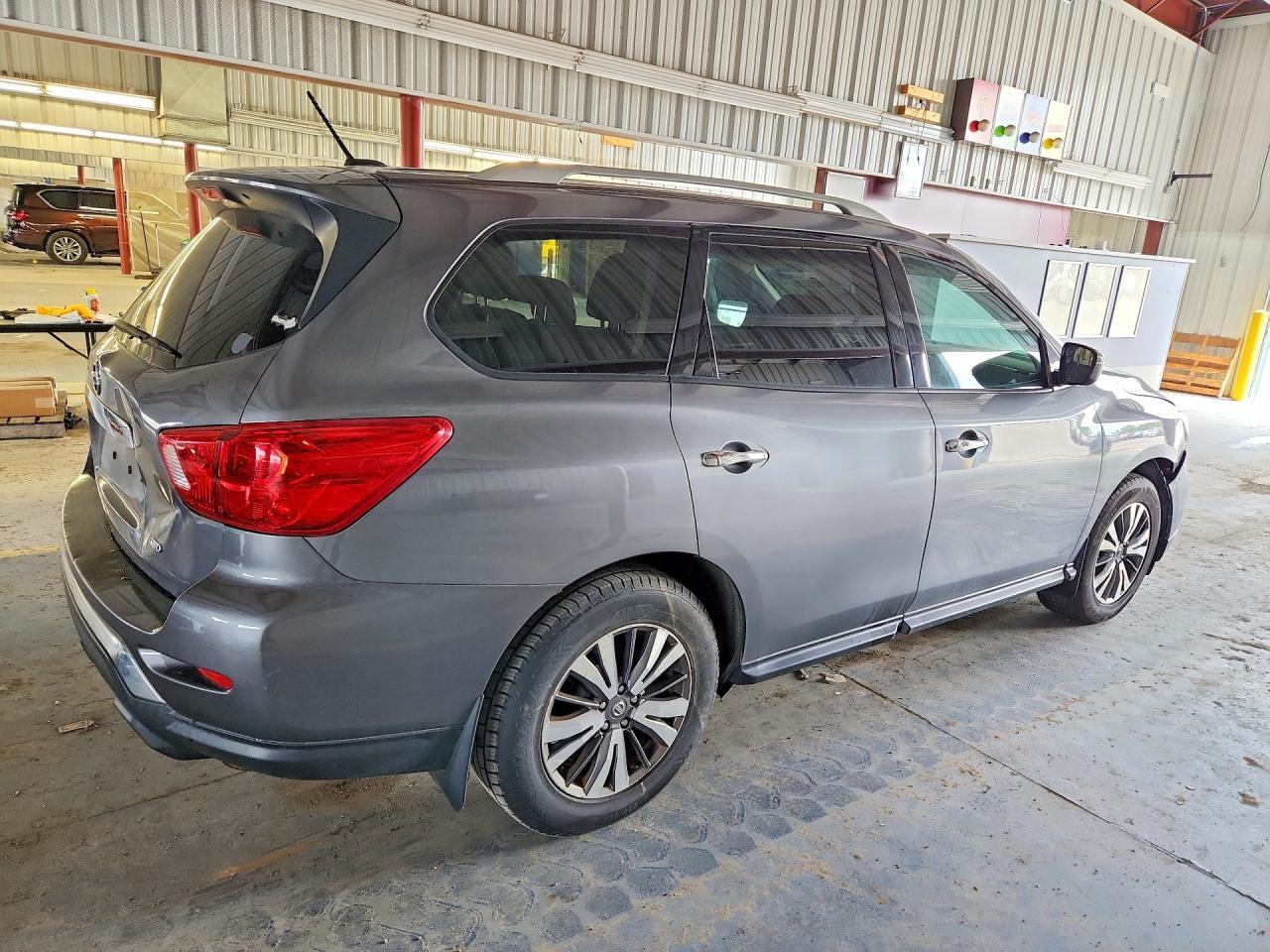 2017 Nissan Pathfinder S - Image 3