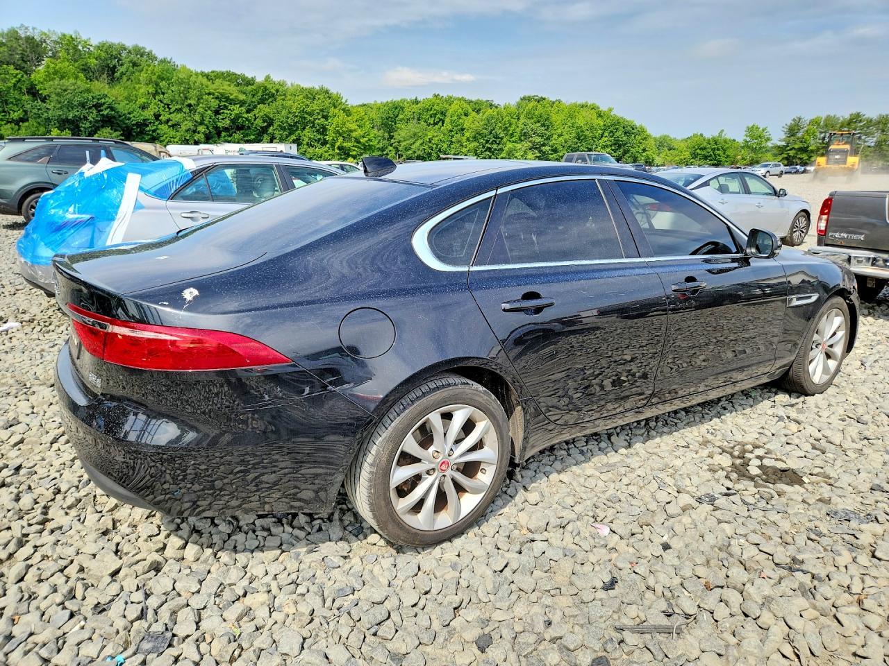 2017 Jaguar Xf Premium - Image 3