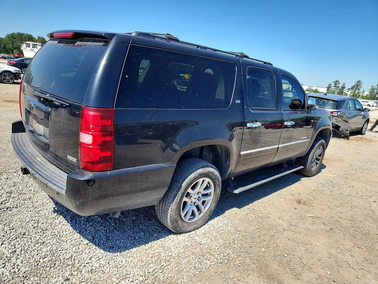 2011 Chevrolet Suburban C1500 Ltz - Image 3