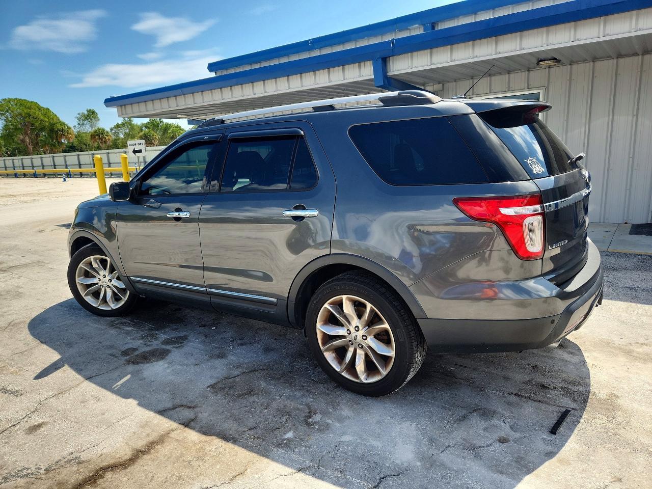2015 Ford Explorer Limited - Image 2