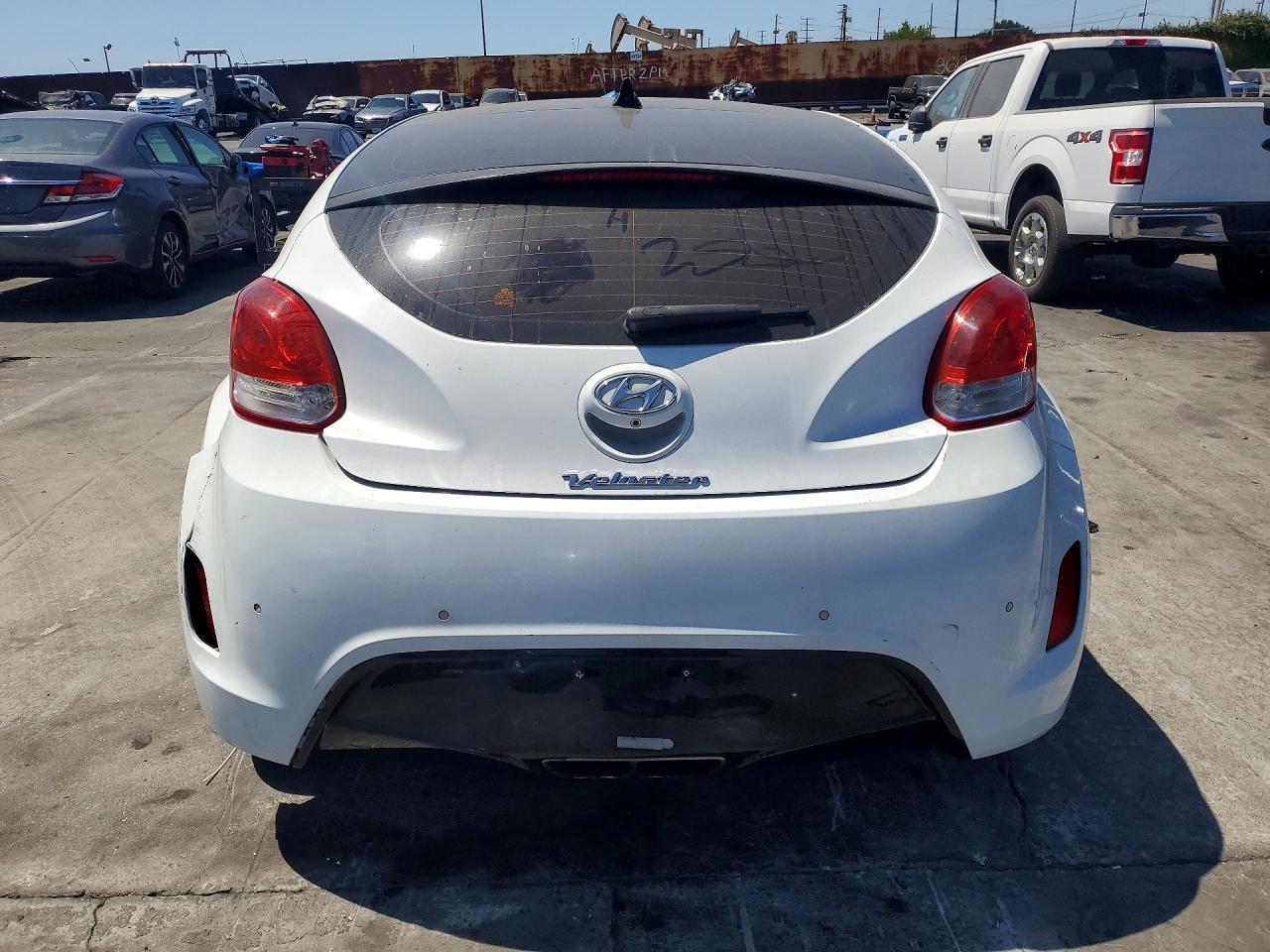 2016 Hyundai Veloster Base - Image 6
