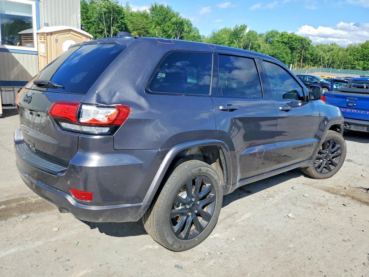 2018 Jeep Grand Cherokee Laredo - Image 3
