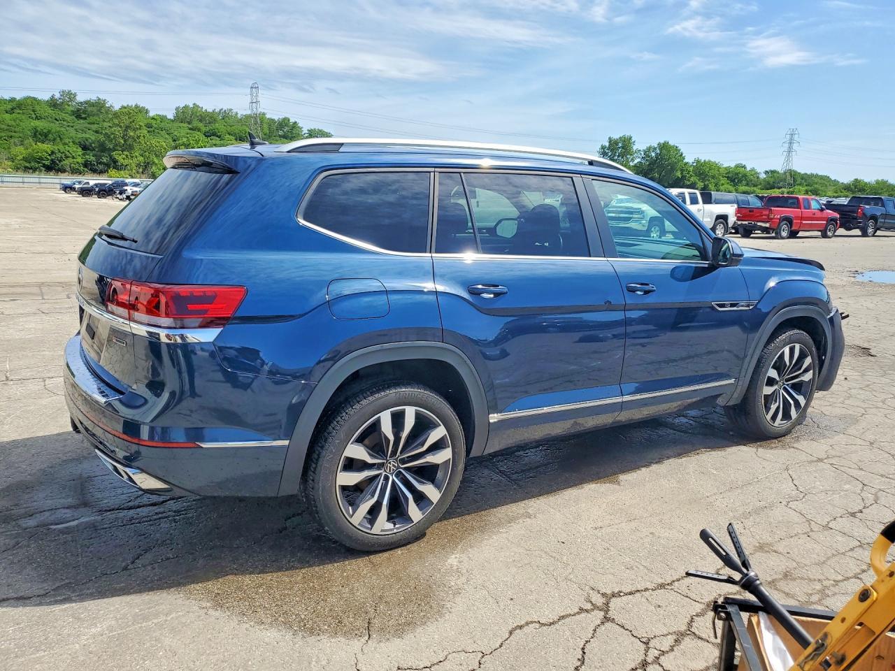 2021 Volkswagen Atlas Sel R-Line - Image 3