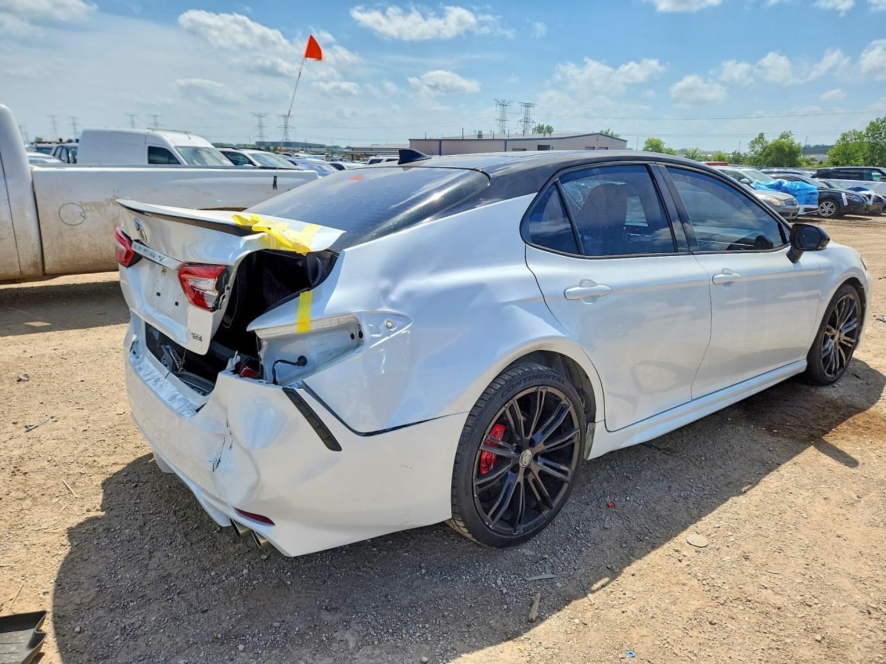 2020 Toyota Camry Xse - Фото 3