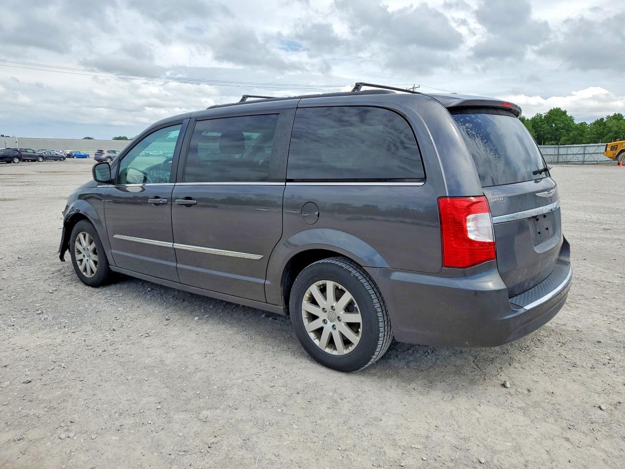 2016 Chrysler Town & Country Touring - Фото 2