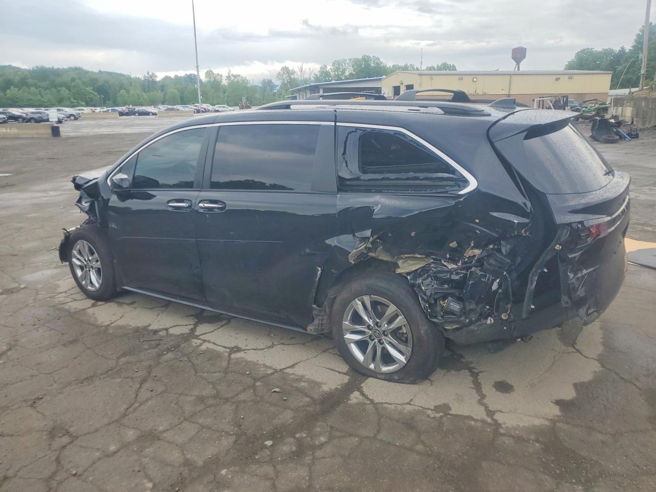 2023 Toyota Sienna Woodland Edition - Image 2