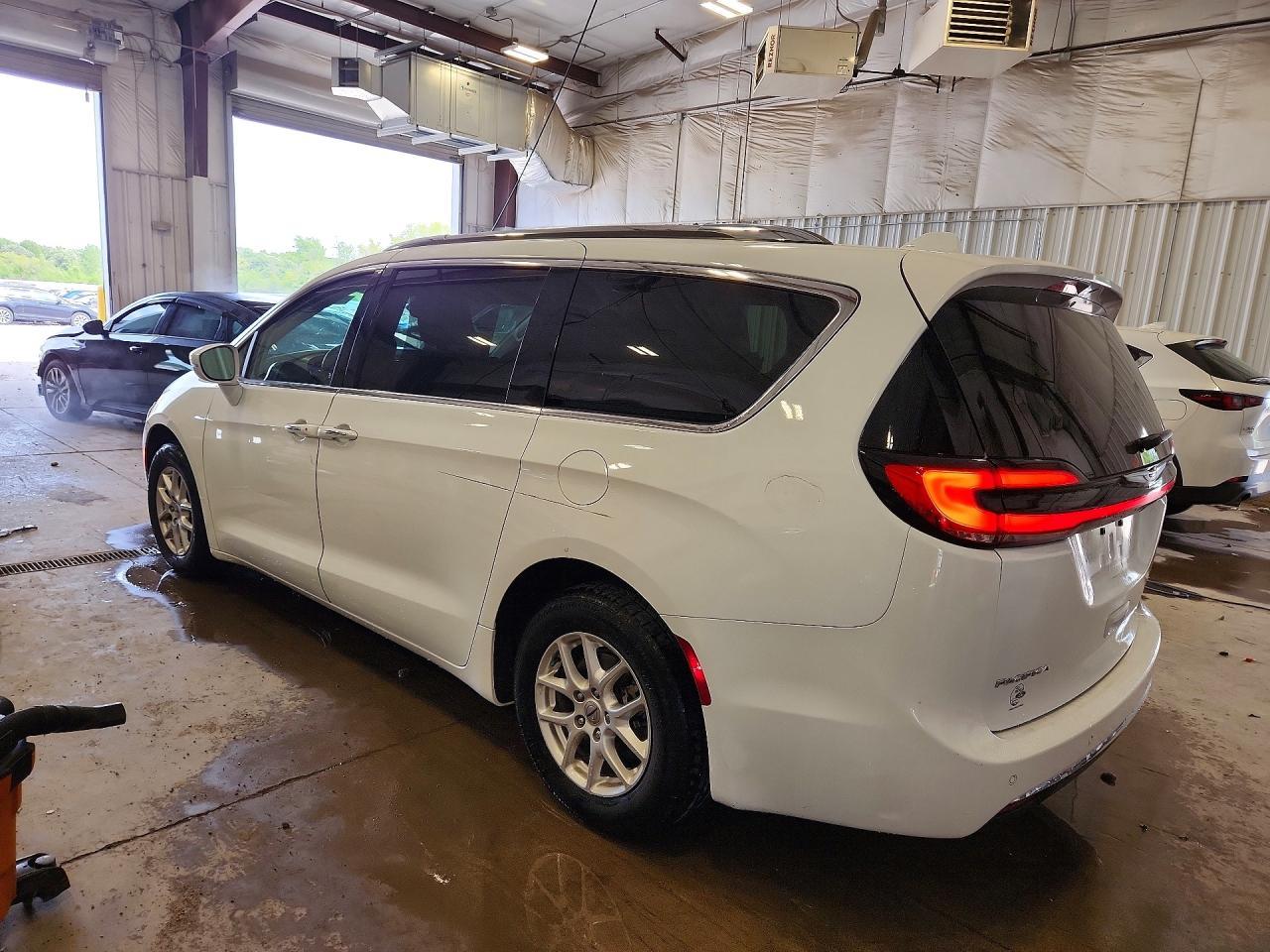 2021 Chrysler Pacifica Touring L - Image 2