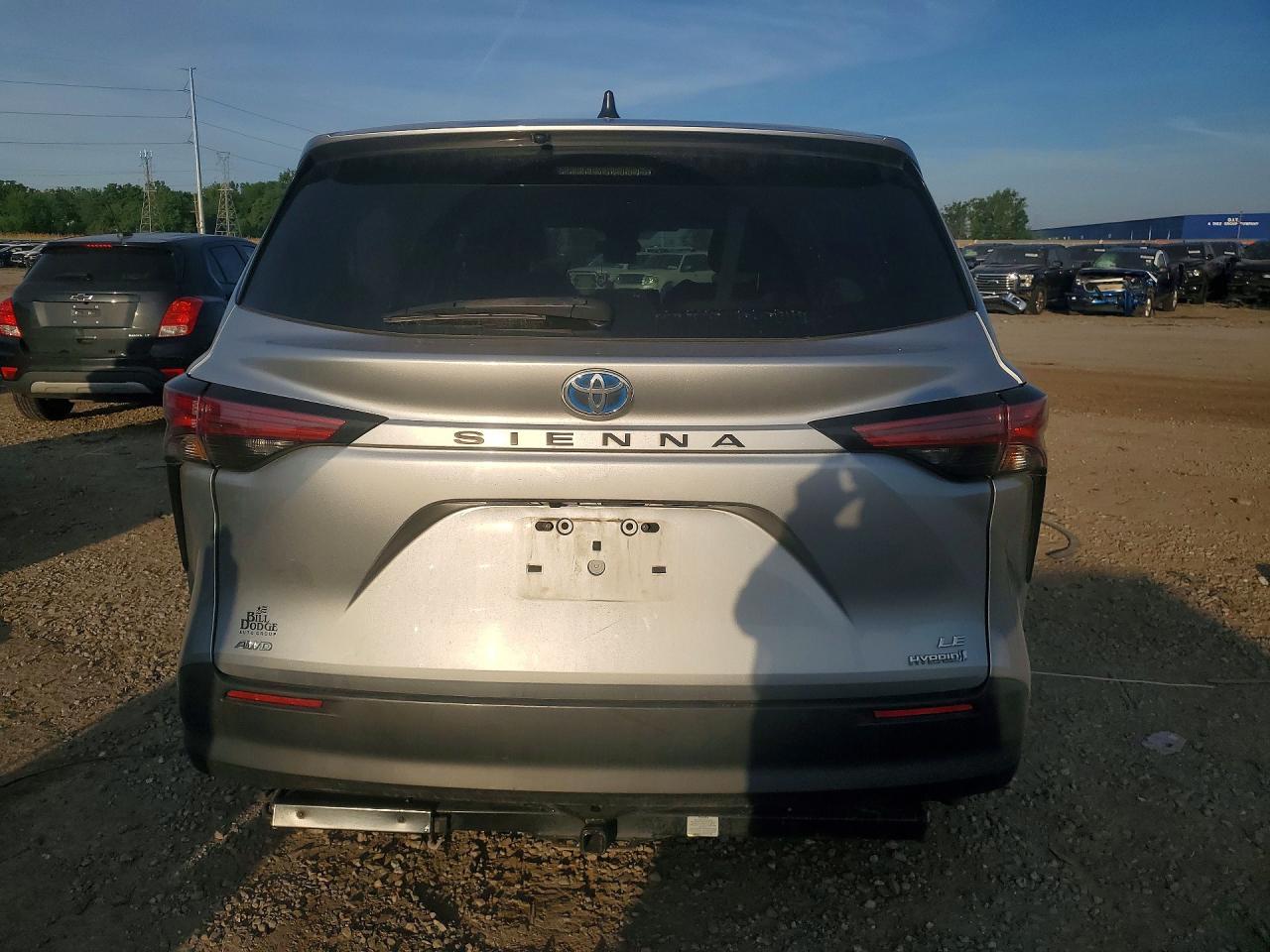 2021 Toyota Sienna Le - Фото 6