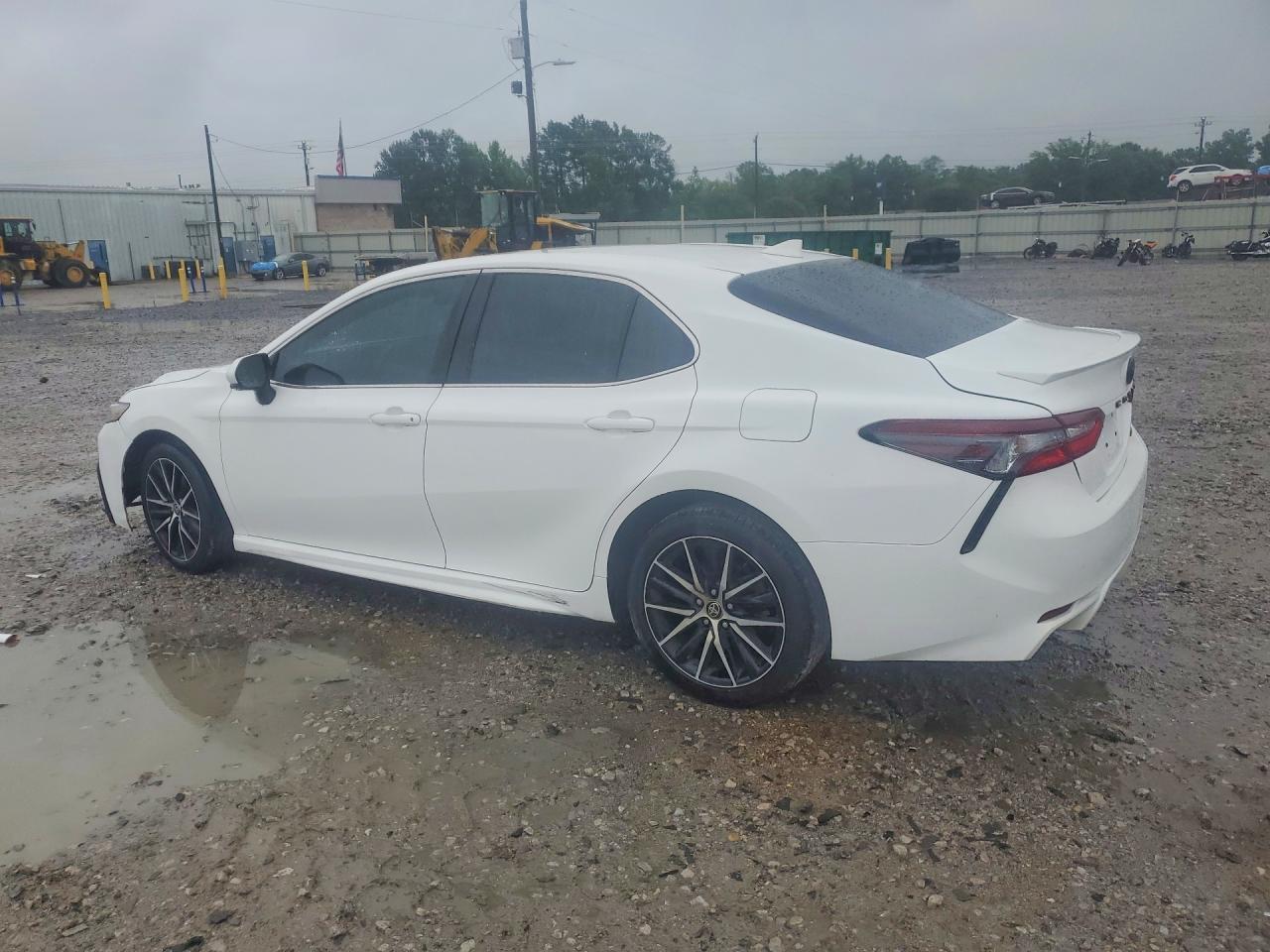 2021 Toyota Camry Se - Фото 2