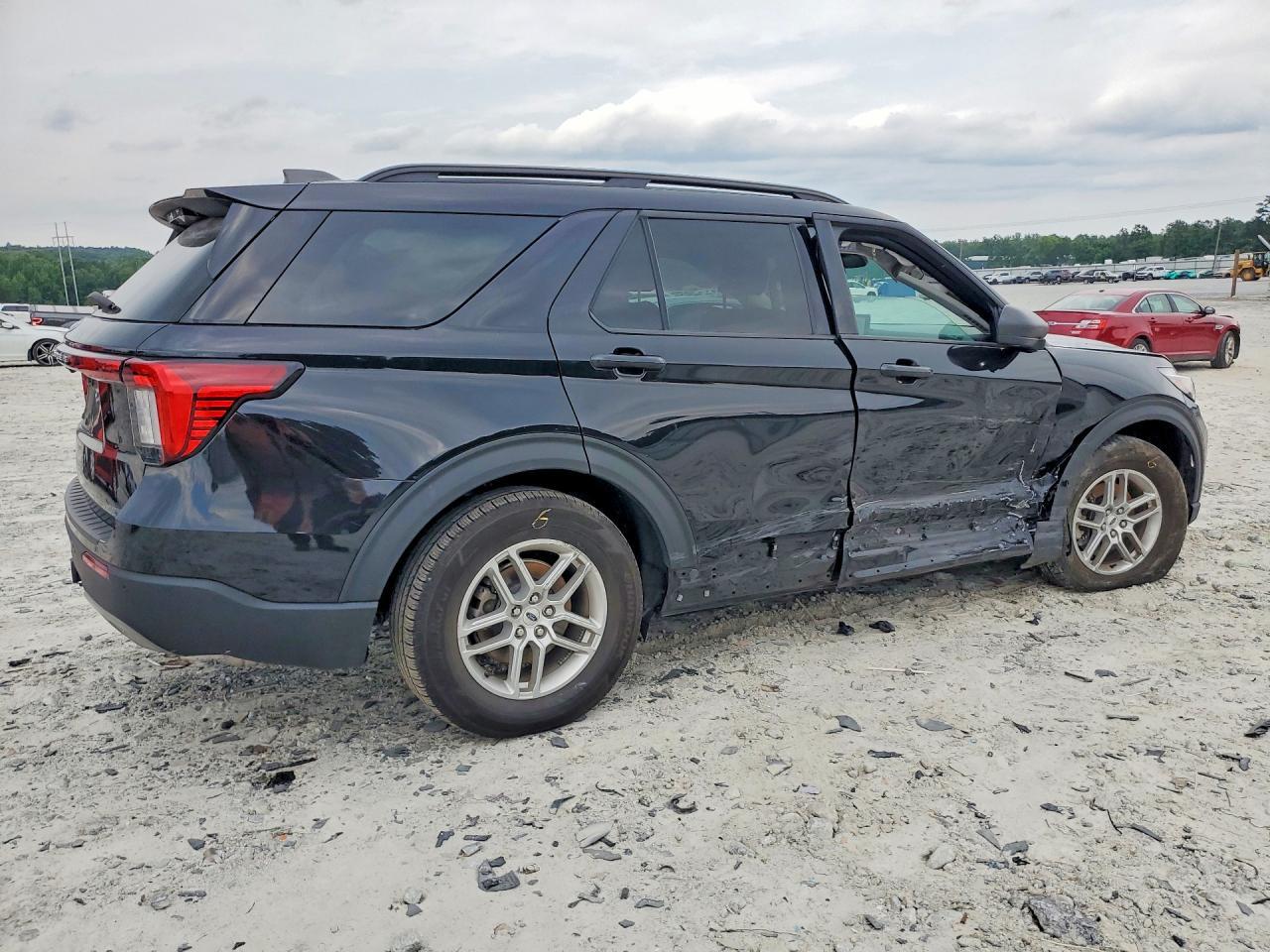 2025 Ford Explorer Active - Image 3
