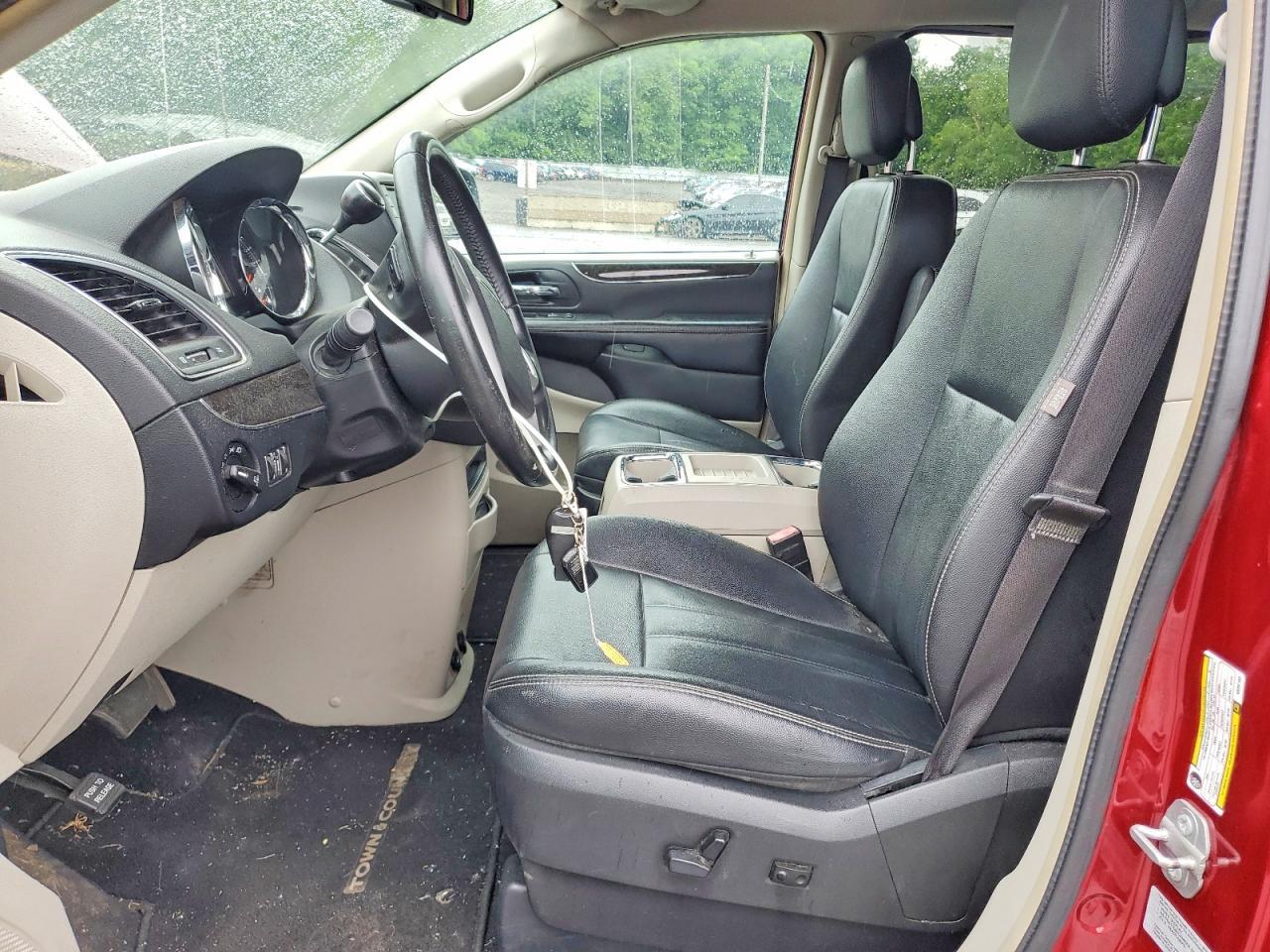 2016 Chrysler Town & Country Touring - Image 7